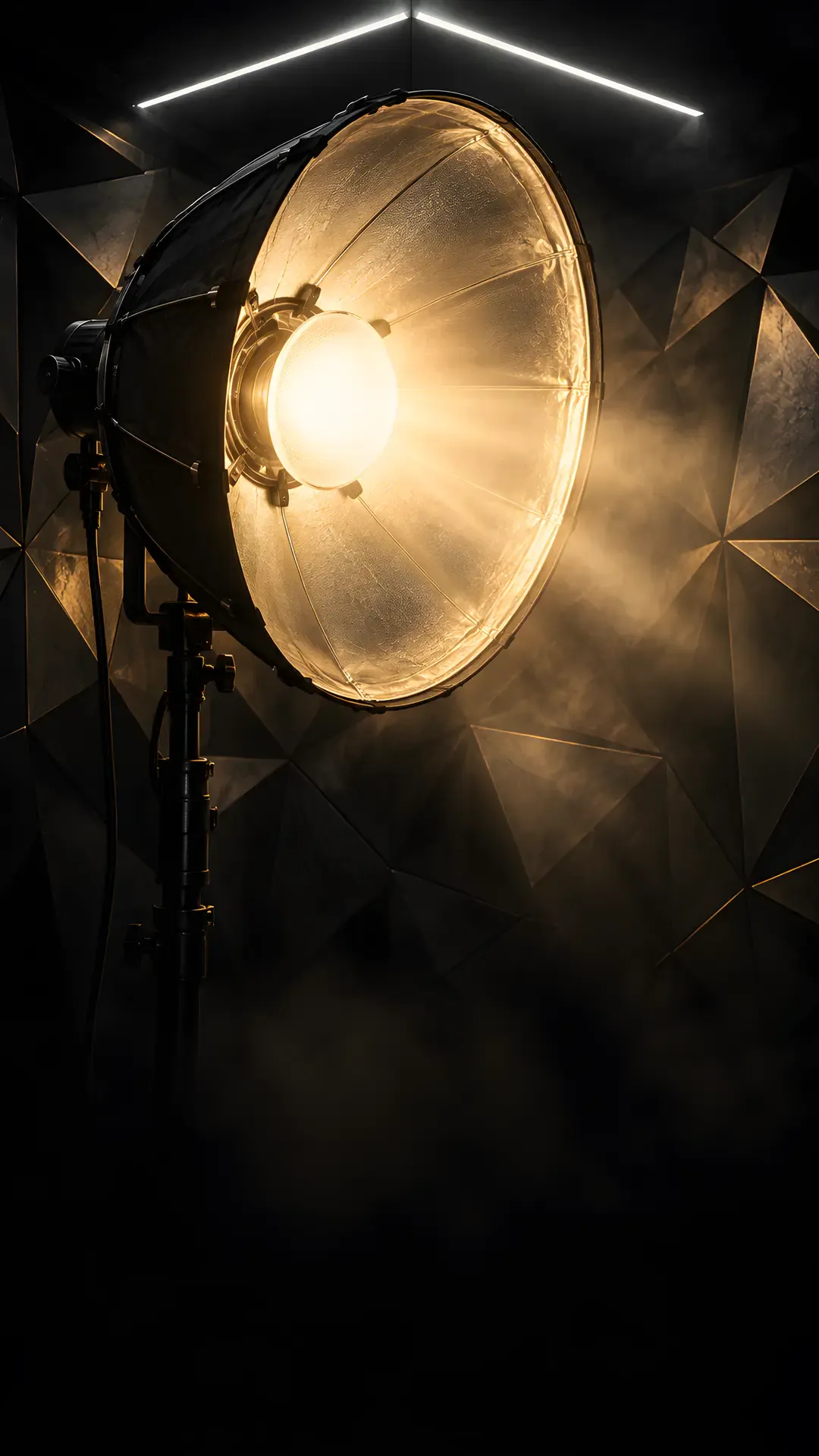 Un softbox rotund care se aprinde în studio.