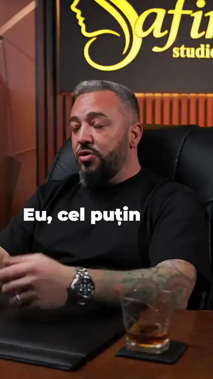 Stelian Safir în videoclipul „Cu cine lucrez și cu cine nu”